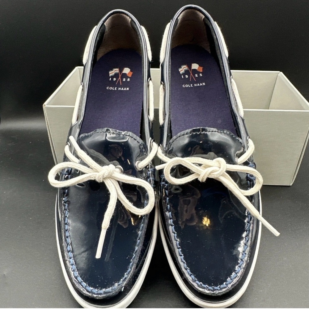 Cole Haan women boat sneaker Moc Shoes 8.5B  Navy blue patent leather white sole